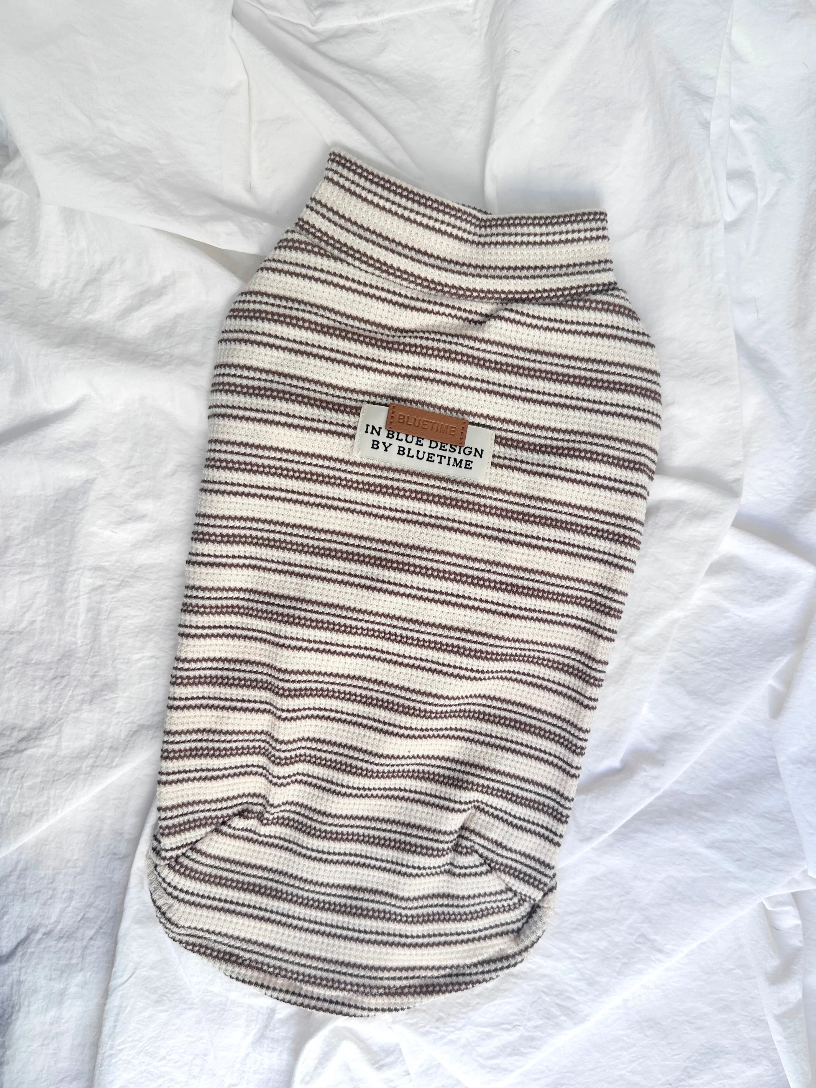 Maglione a Righe Avorio e Caramello – Fascino Accademico Vintage e Comfort Accogliente per  Pets