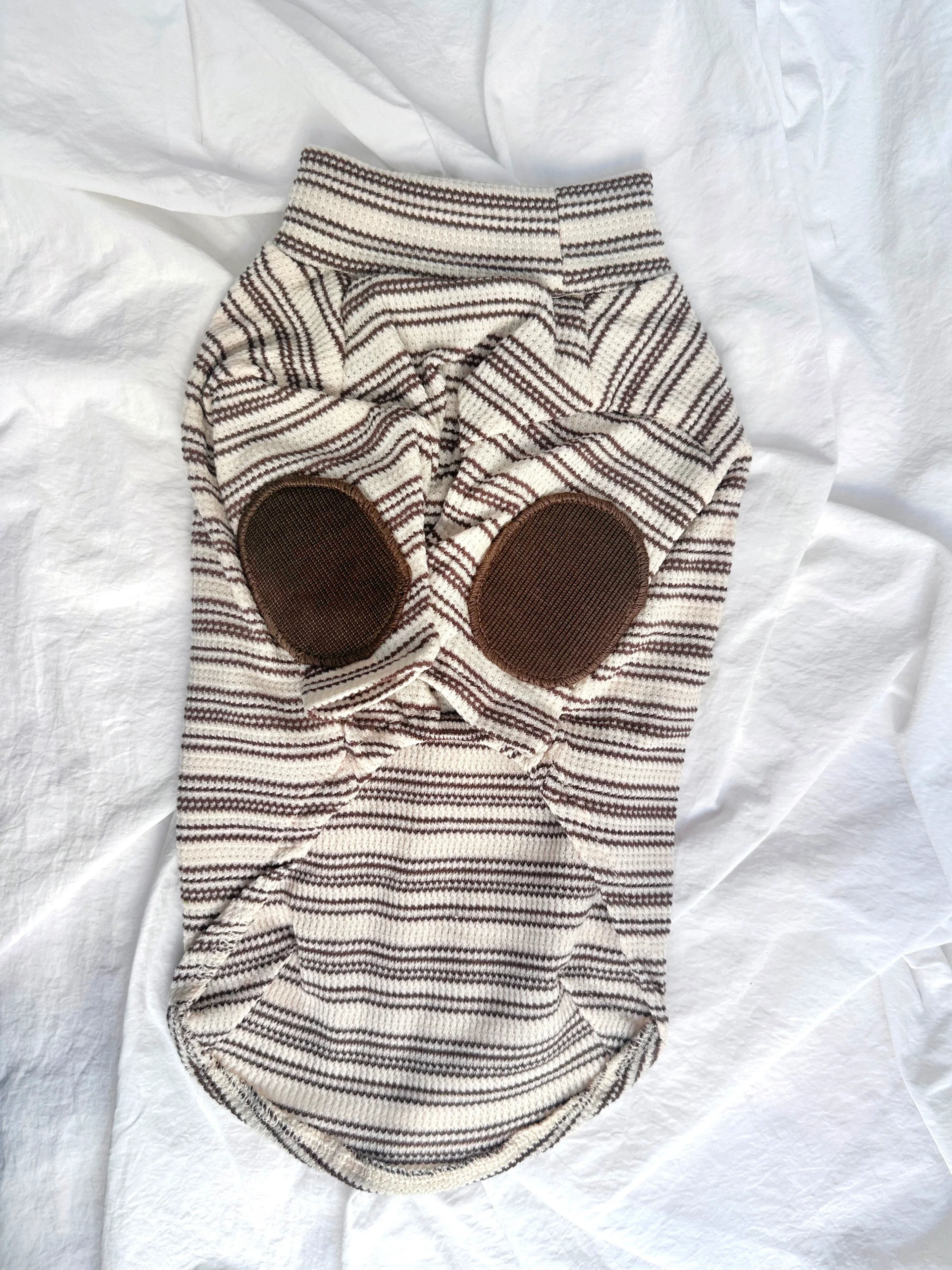Maglione a Righe Avorio e Caramello – Fascino Accademico Vintage e Comfort Accogliente per  Pets