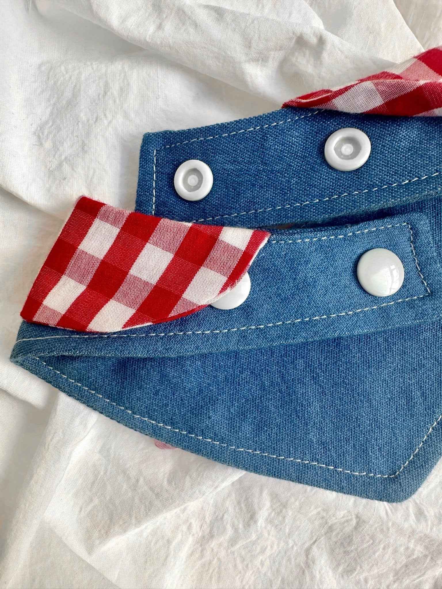 Bandana per Animali in Denim e Quadretti – Stile Rustico con Allegro Fiocco Rosso