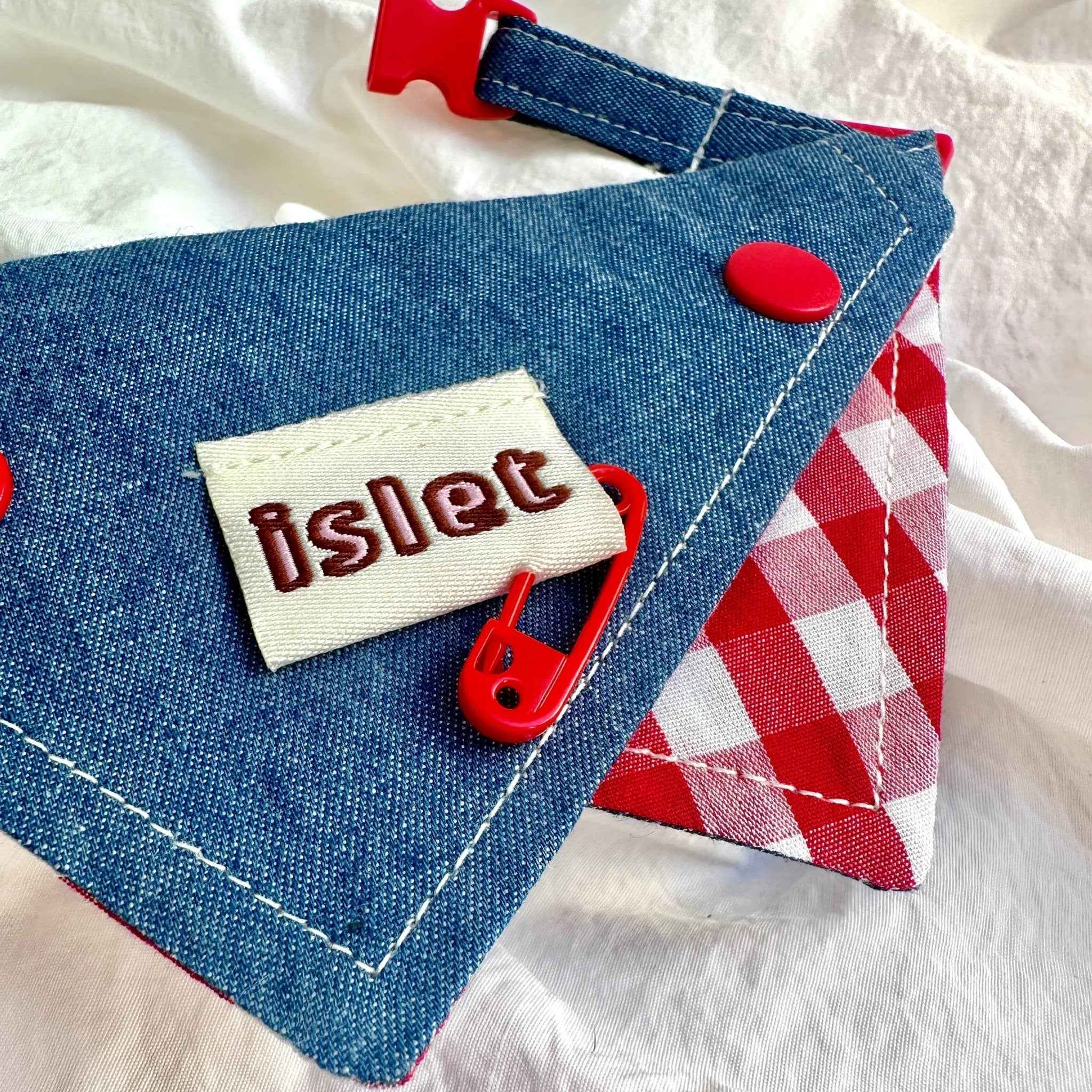 Bandana per Animali in Denim e Quadretti Vintage – Stile Morbido con Audaci Dettagli a Bottoni Rossi