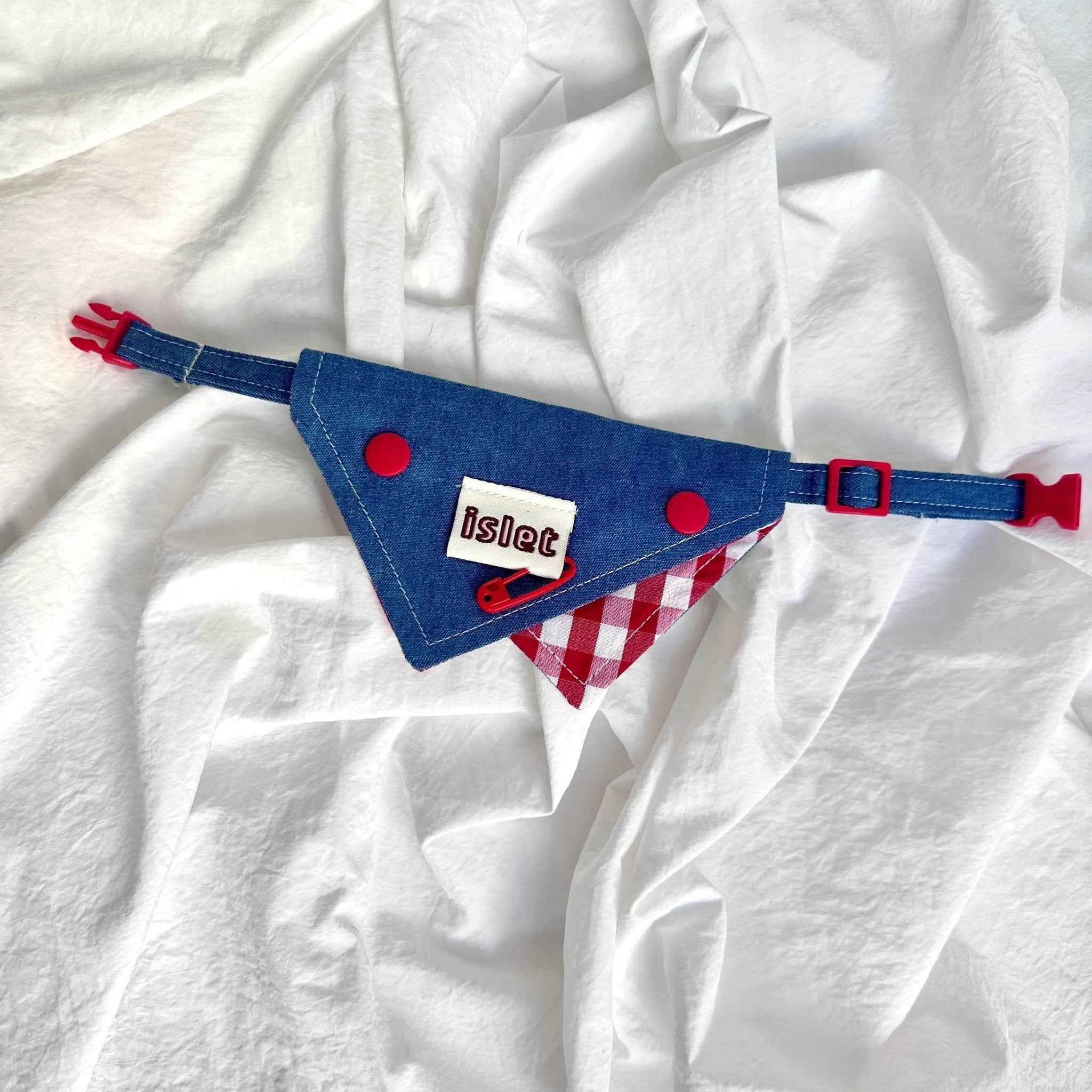 Bandana per Animali in Denim e Quadretti Vintage – Stile Morbido con Audaci Dettagli a Bottoni Rossi