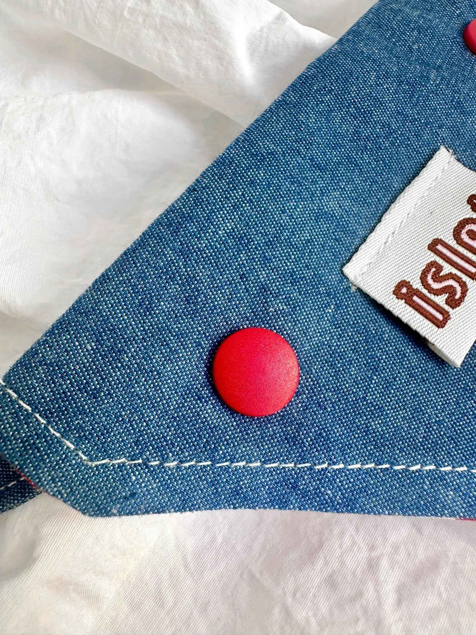 Bandana per Animali in Denim e Quadretti Vintage – Stile Morbido con Audaci Dettagli a Bottoni Rossi