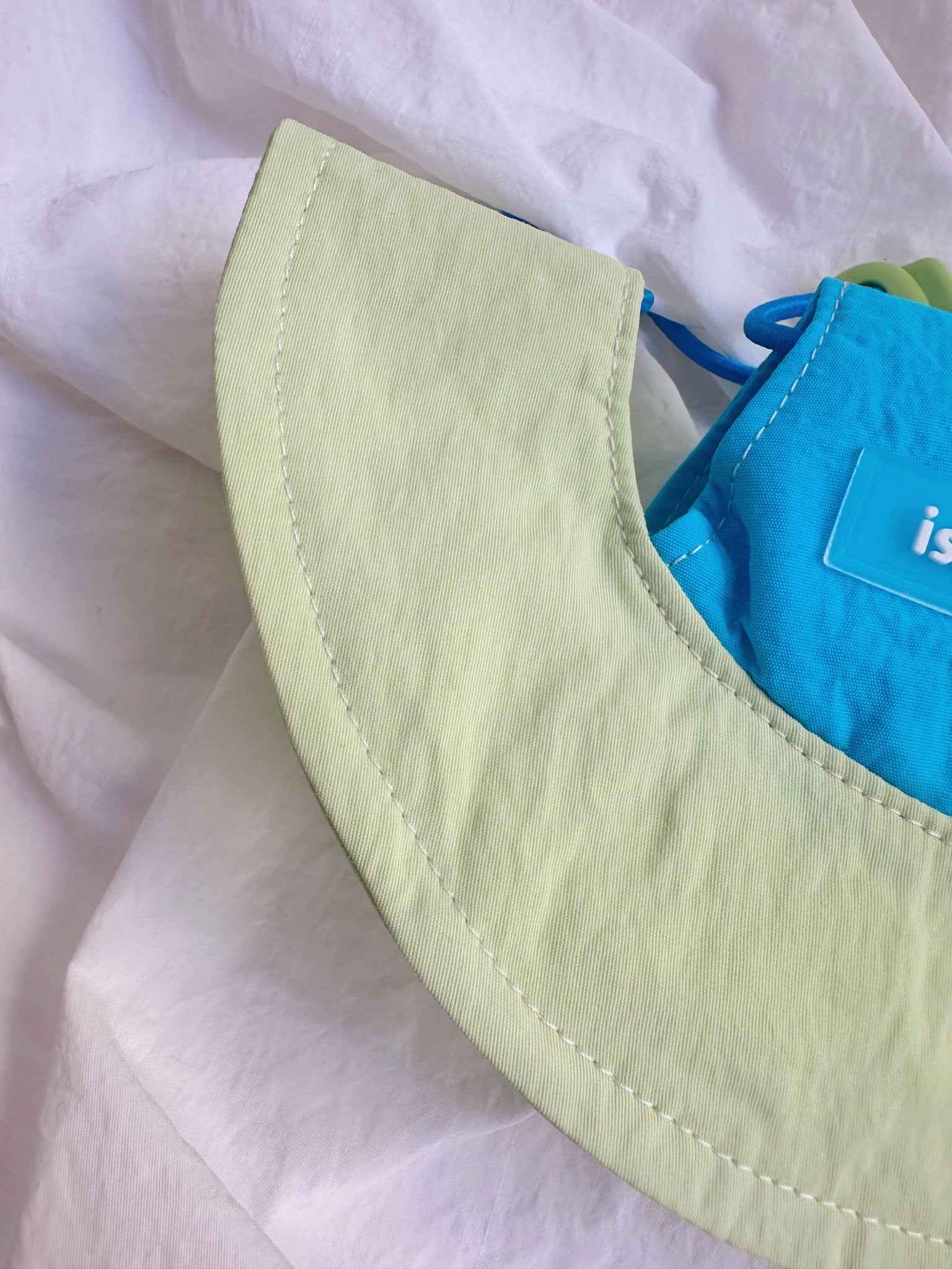 Cappellino e Bandana Pastello per Animali – Protezione Solare alla Moda