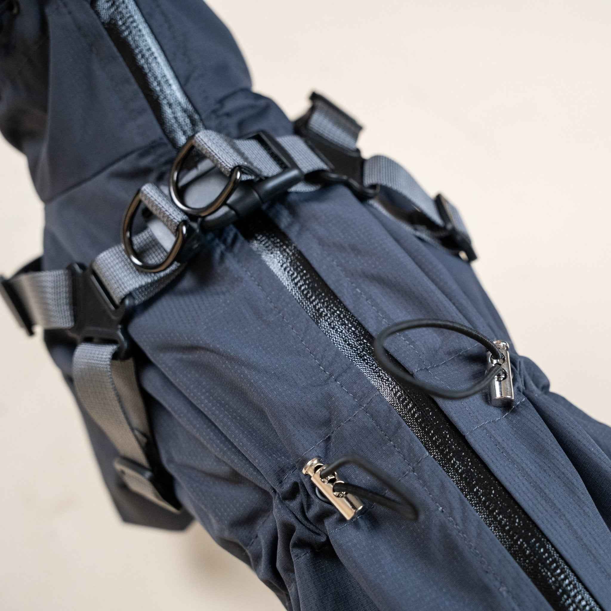 Impermeabile Integrale per Cani Grigio Scuro – Elegante, Impermeabile e Riflettente