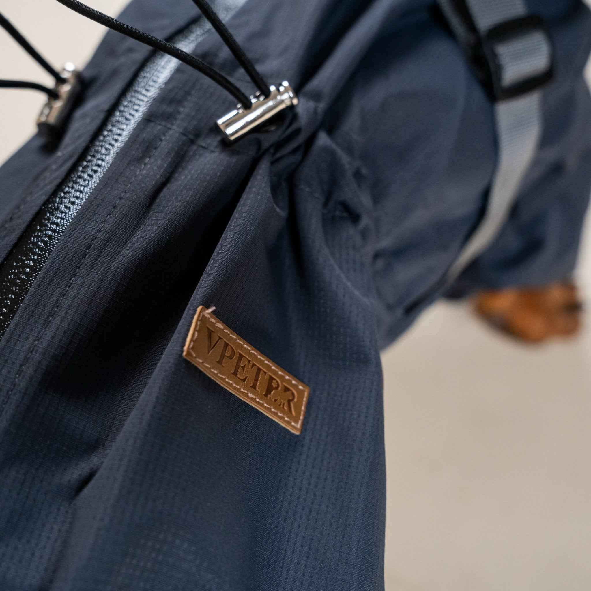 Impermeabile Integrale per Cani Grigio Scuro – Elegante, Impermeabile e Riflettente