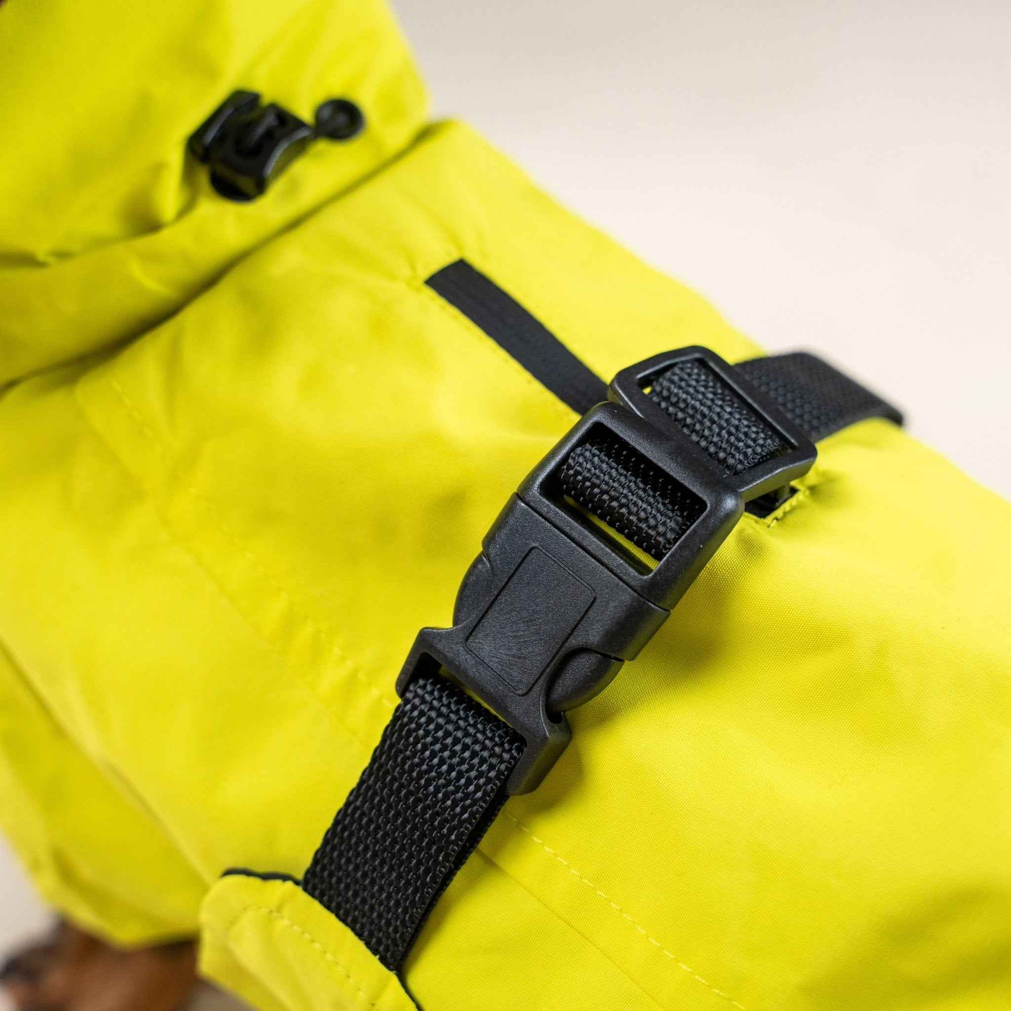 Impermeabile Neon Giallo per Cani con Cappuccio Riflettente e Design a Mantellina