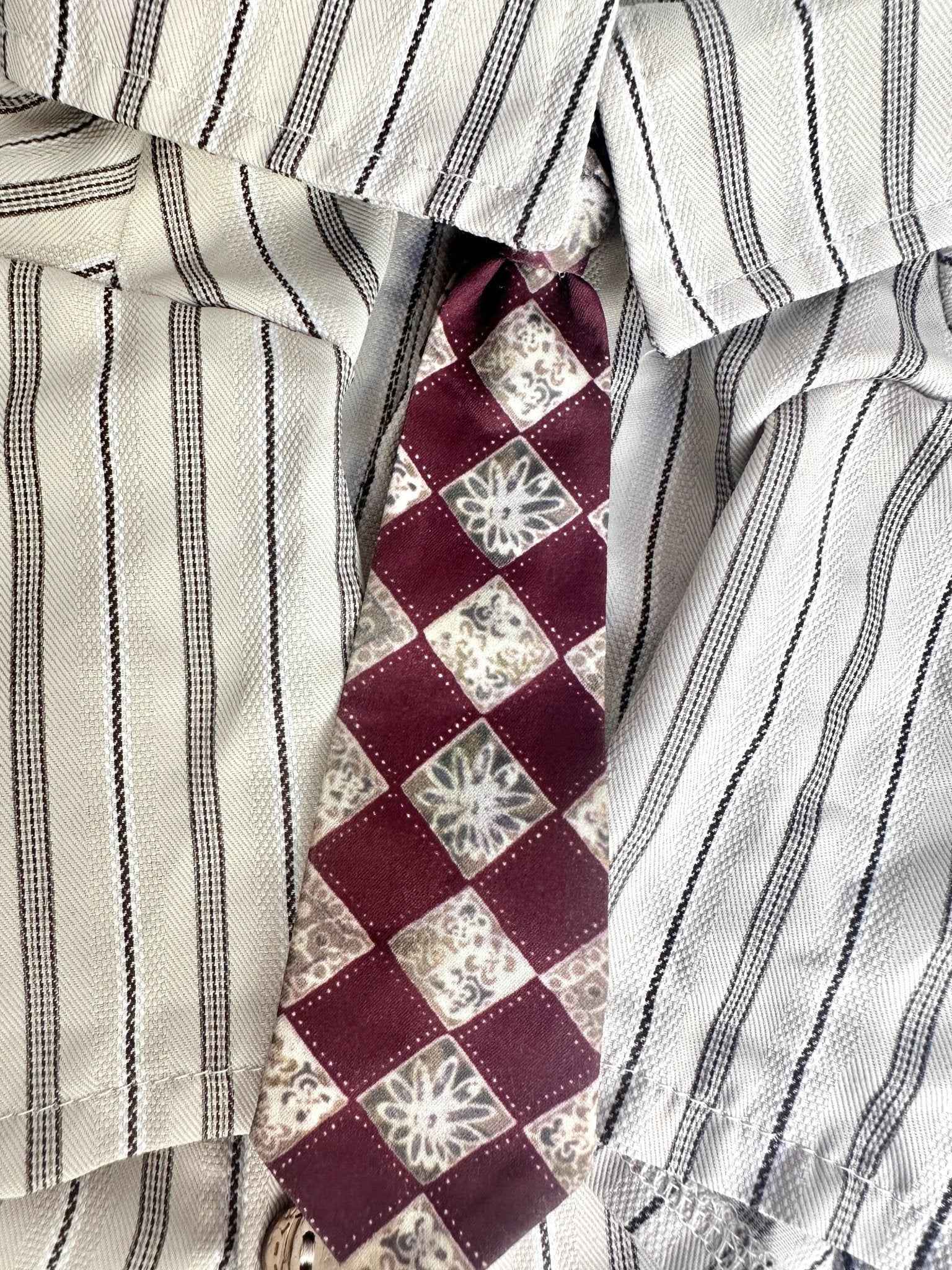 Maglietta a Righe Vintage per Animali con Cravattino Classico – Look Raffinato per Animali