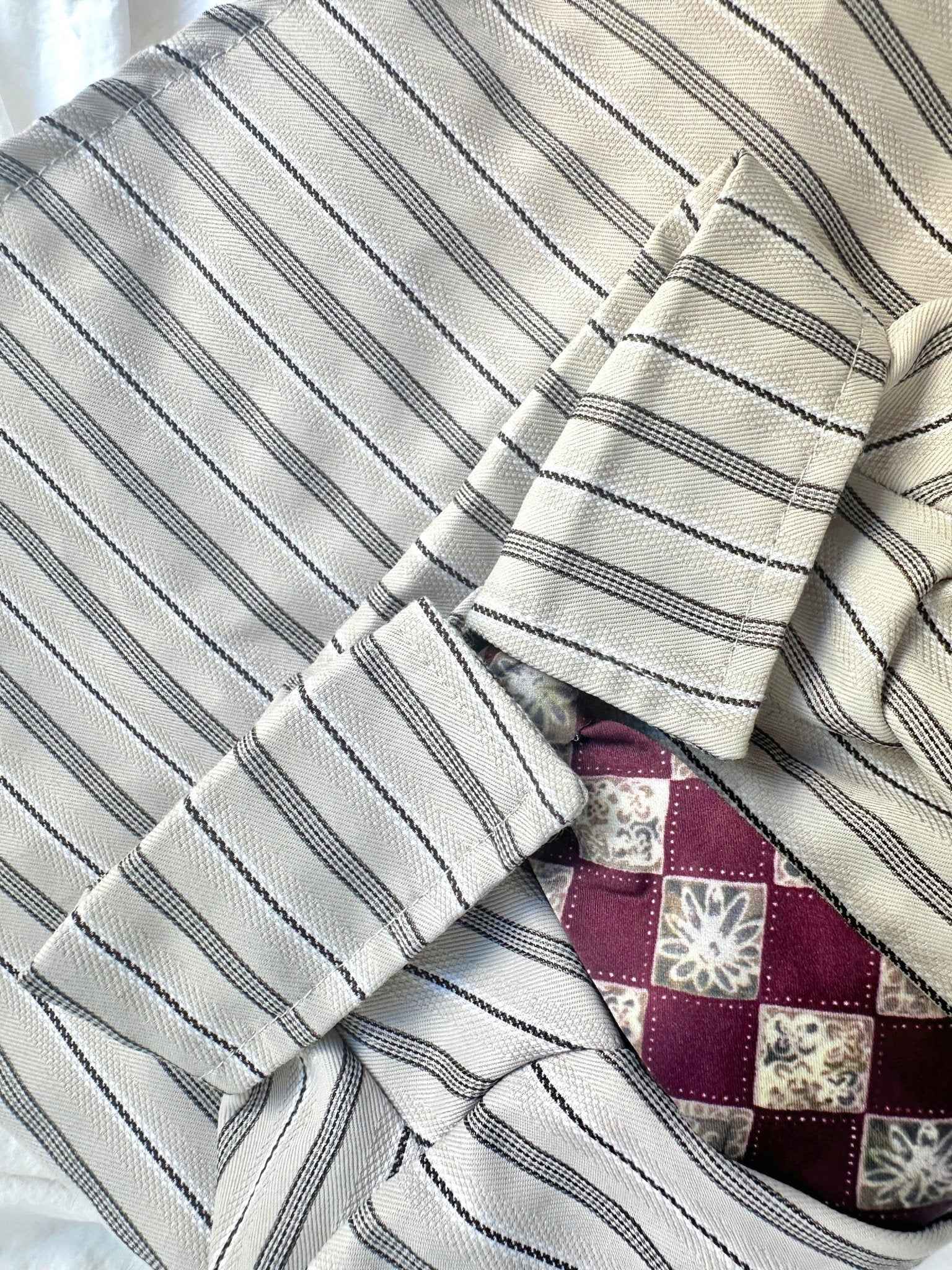 Maglietta a Righe Vintage per Animali con Cravattino Classico – Look Raffinato per Animali