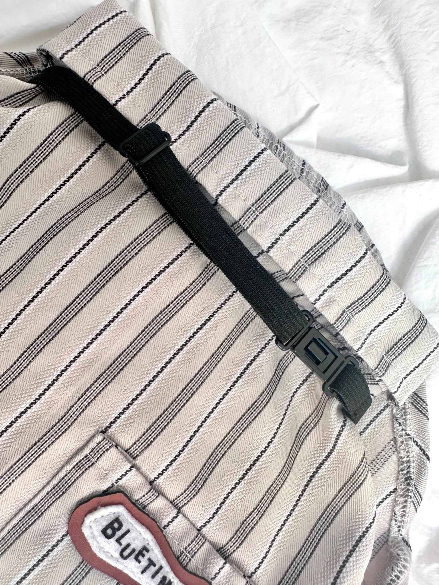 Maglietta a Righe Vintage per Animali con Cravattino Classico – Look Raffinato per Animali