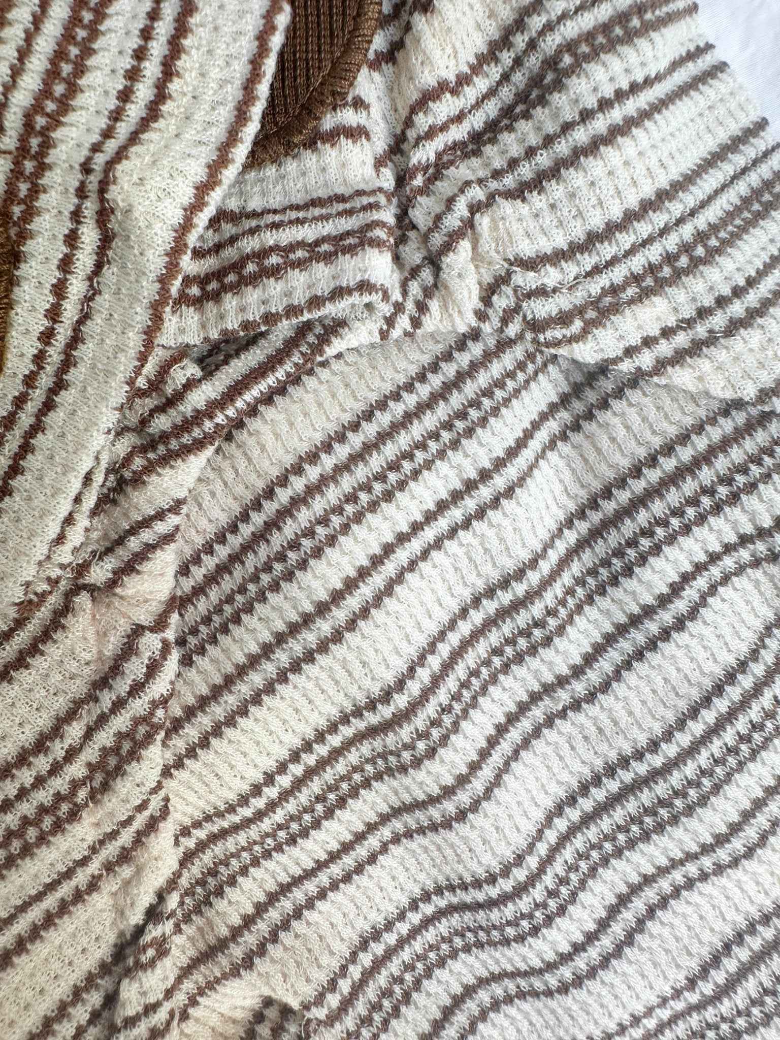 Maglione a Righe Avorio e Caramello – Fascino Accademico Vintage e Comfort Accogliente per  Pets