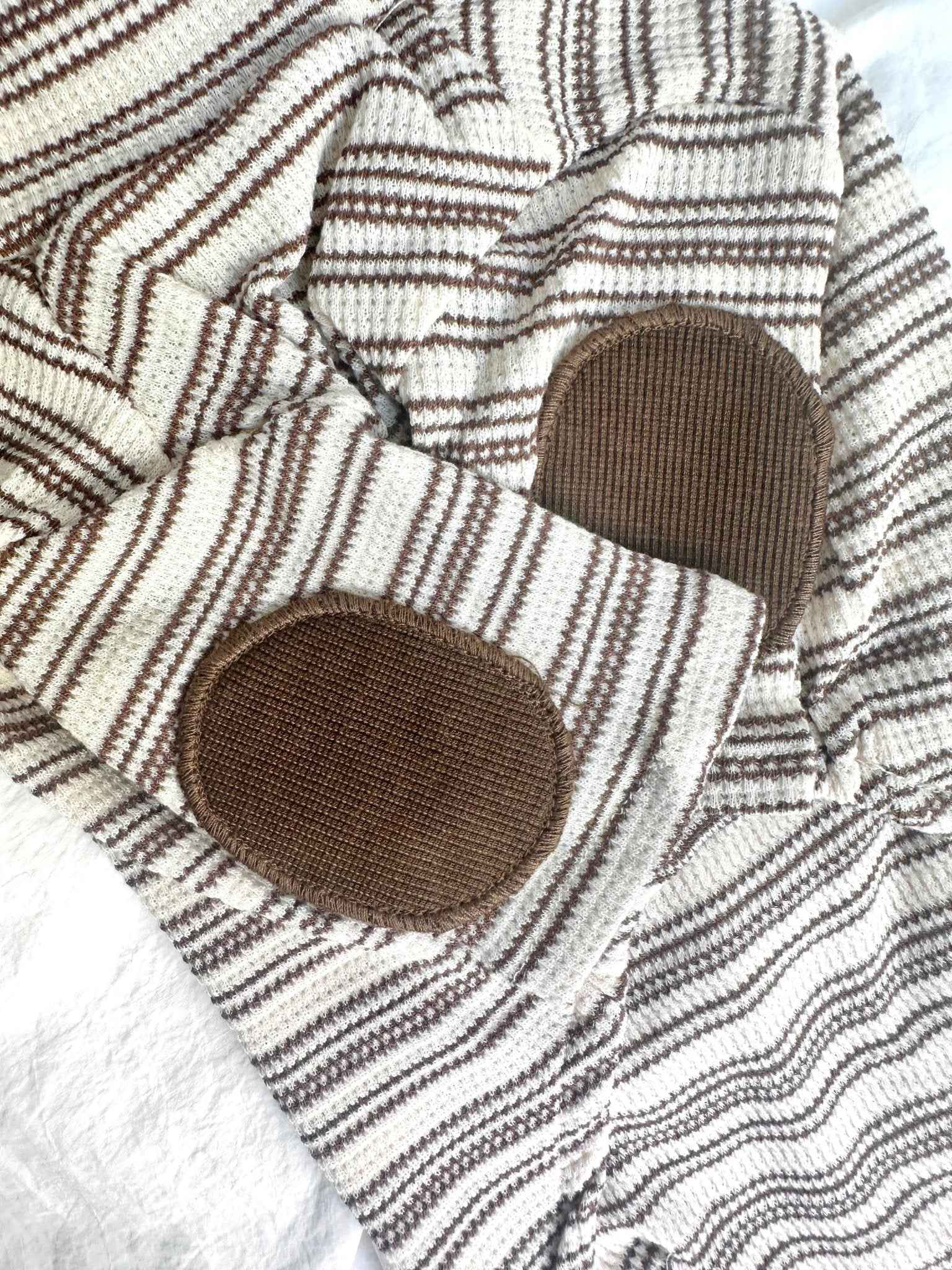Maglione a Righe Avorio e Caramello – Fascino Accademico Vintage e Comfort Accogliente per  Pets