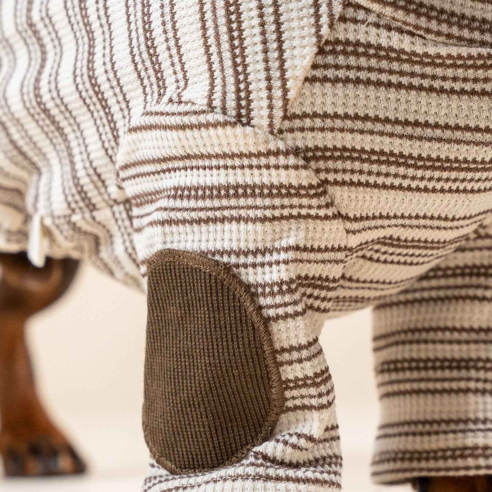 Maglione a Righe Avorio e Caramello – Fascino Accademico Vintage e Comfort Accogliente per  Pets