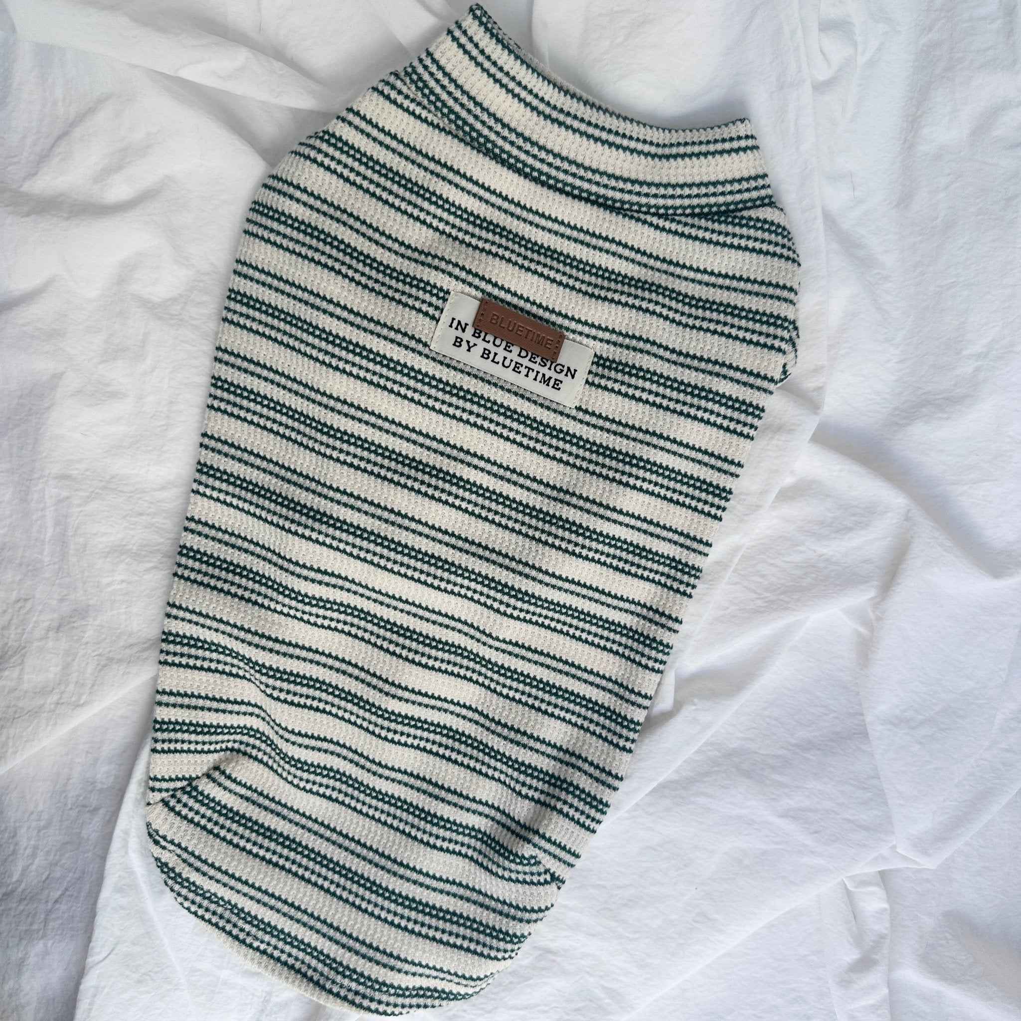 Maglione a Righe Verde e Bianco – Eleganza Vintage e Comfort Accogliente per Pets