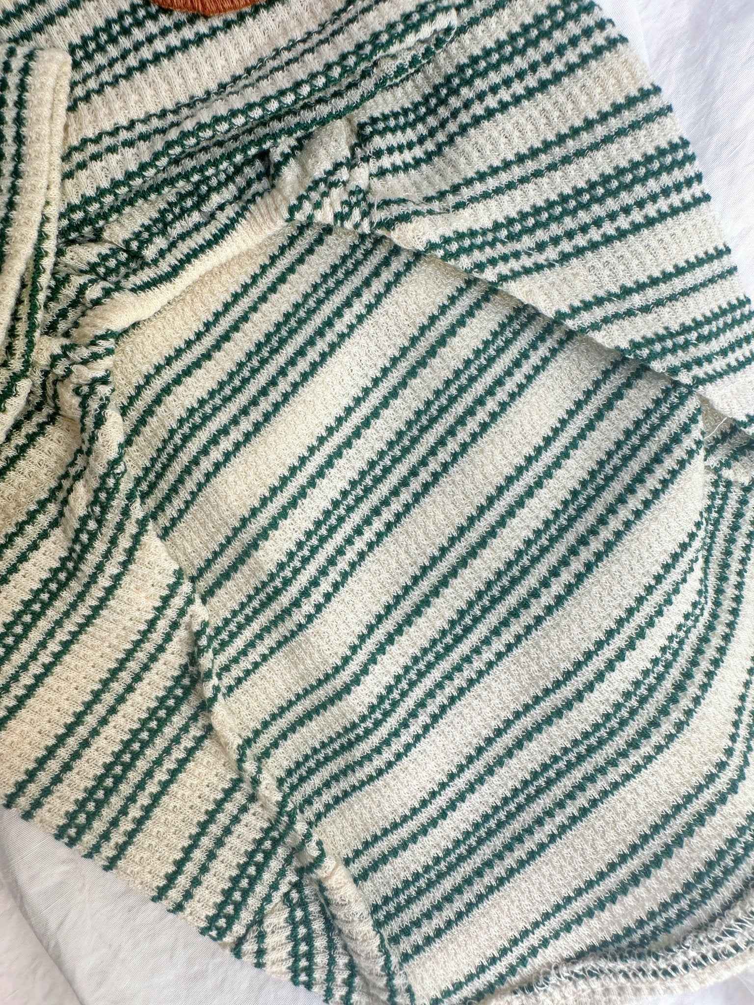 Maglione a Righe Verde e Bianco – Eleganza Vintage e Comfort Accogliente per Pets