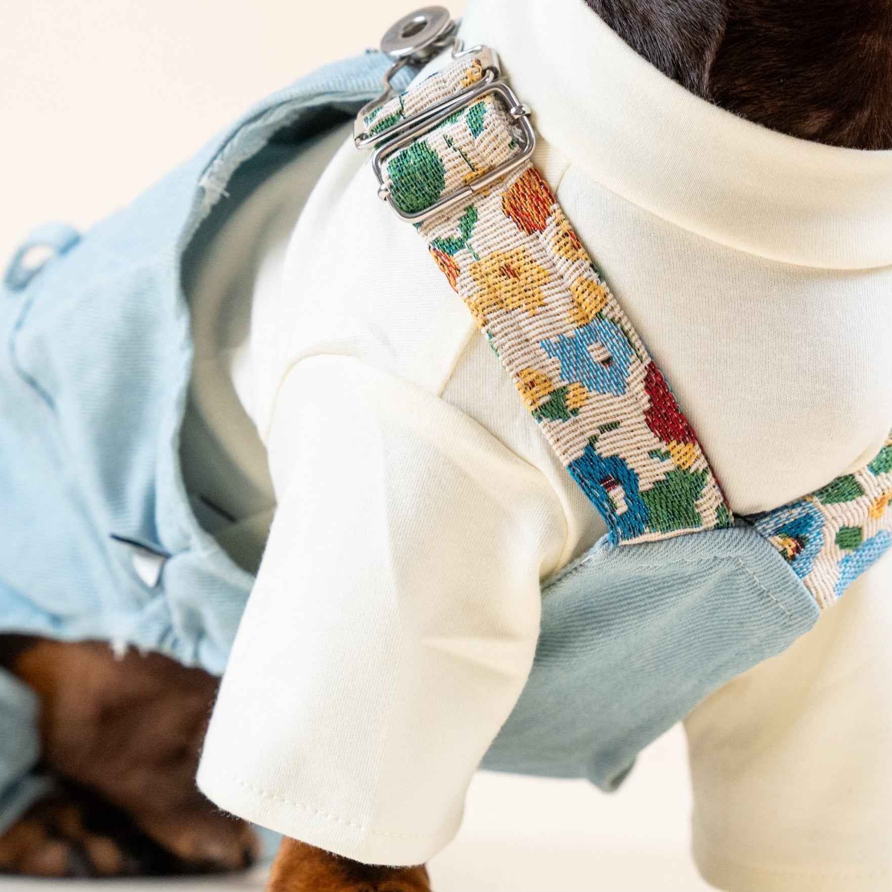 Salopette in Denim Azzurro per Animali – Romantico Stile Vintage Floreale e Comfort Regolabile