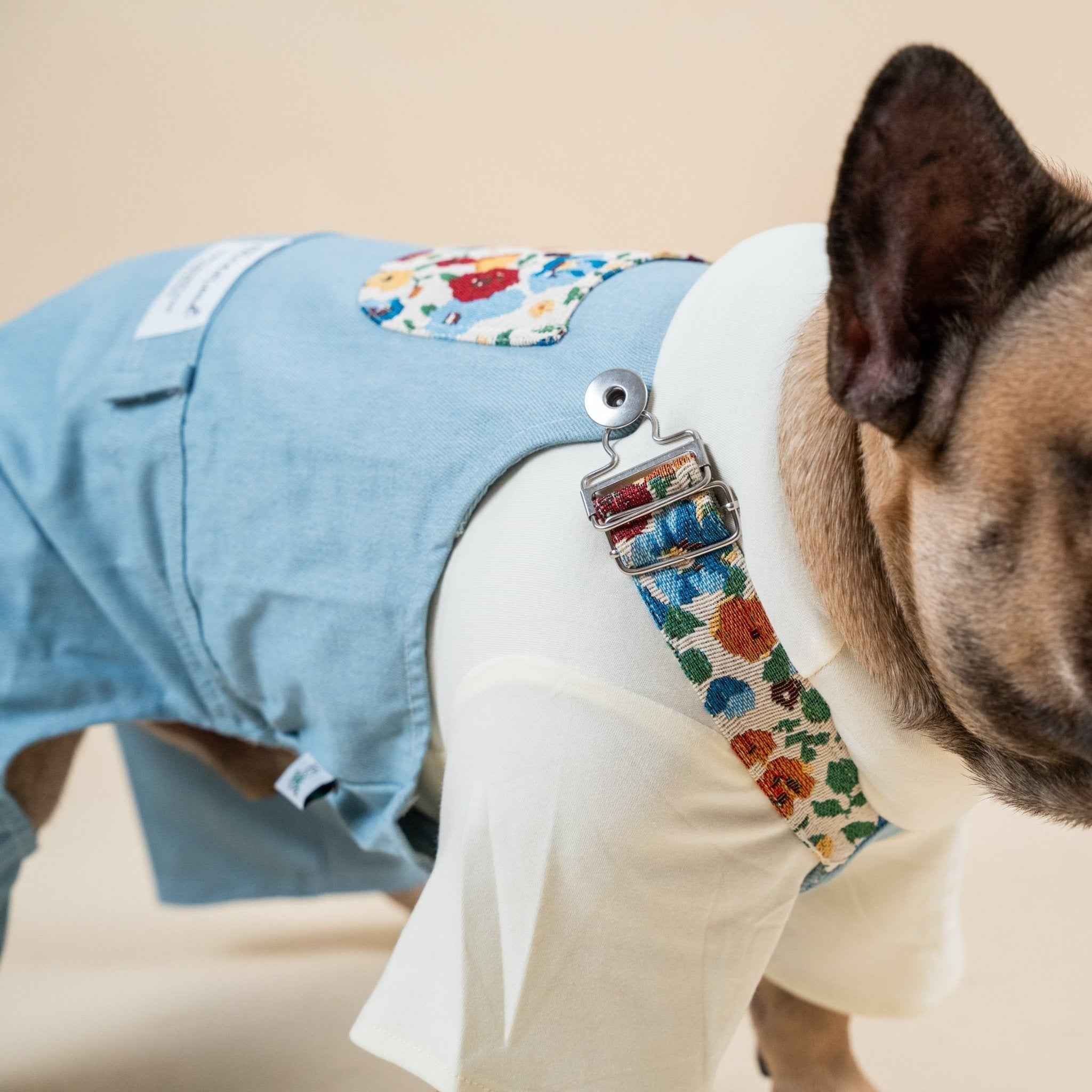 Salopette in Denim Azzurro per Animali – Romantico Stile Vintage Floreale e Comfort Regolabile