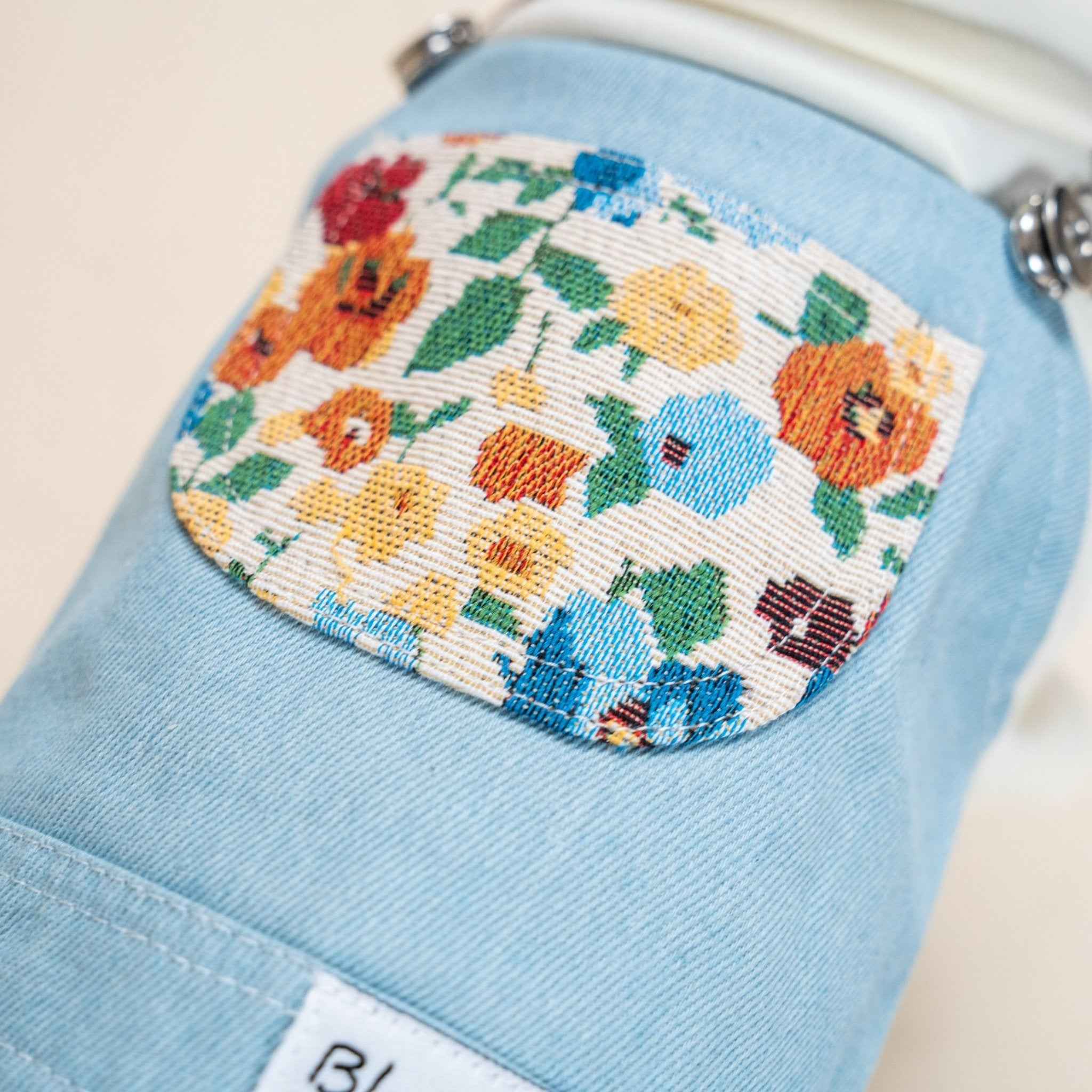 Salopette in Denim Azzurro per Animali – Romantico Stile Vintage Floreale e Comfort Regolabile