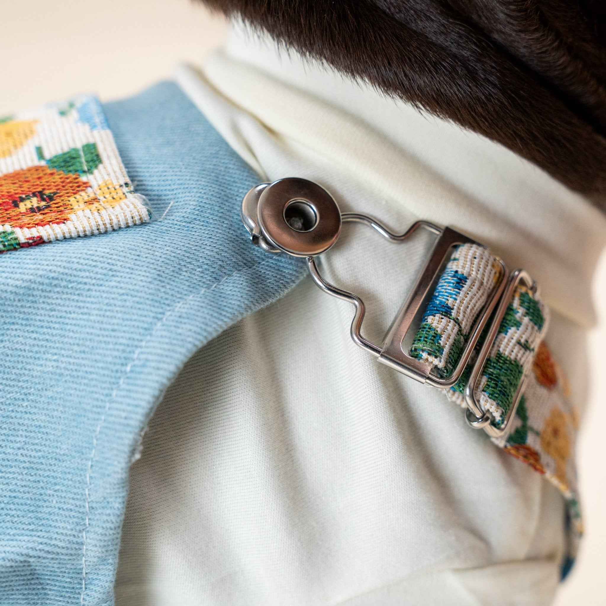 Salopette in Denim Azzurro per Animali – Romantico Stile Vintage Floreale e Comfort Regolabile