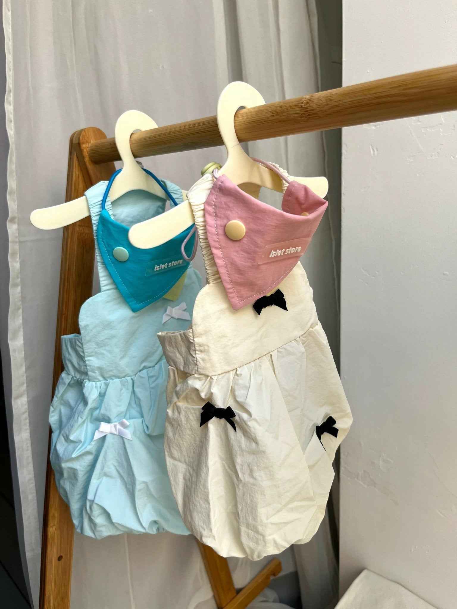 Vestito Bianco Idrorepellente per Animali con Eleganti Fiocchi