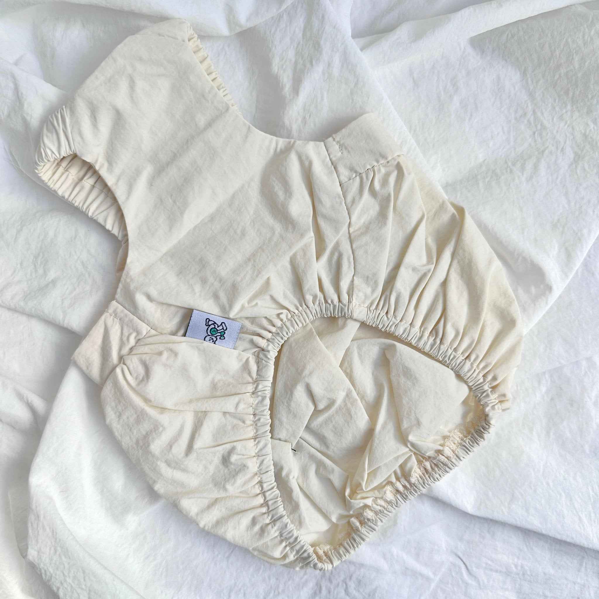 Vestito Bianco Idrorepellente per Animali con Eleganti Fiocchi