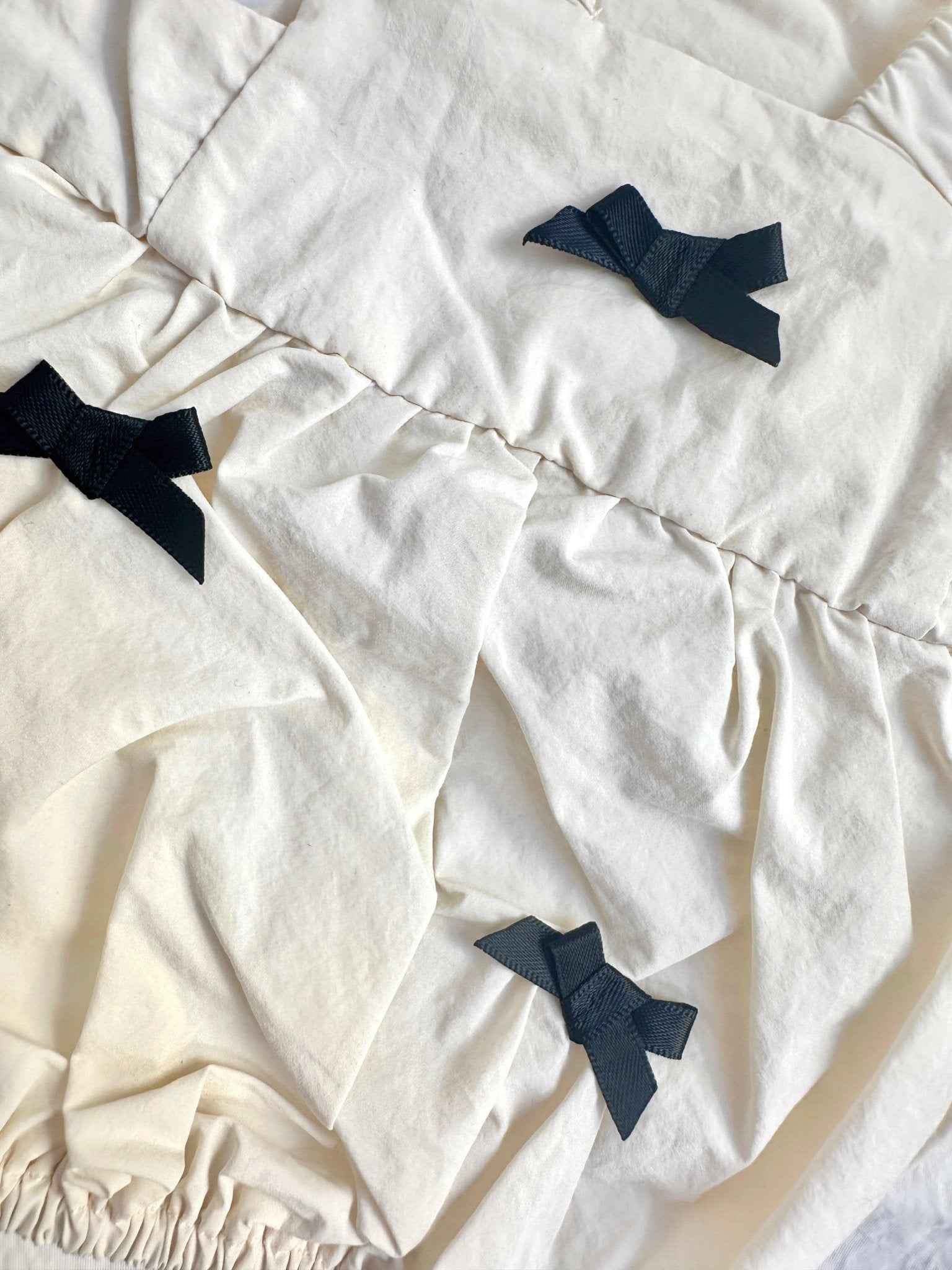 Vestito Bianco Idrorepellente per Animali con Eleganti Fiocchi