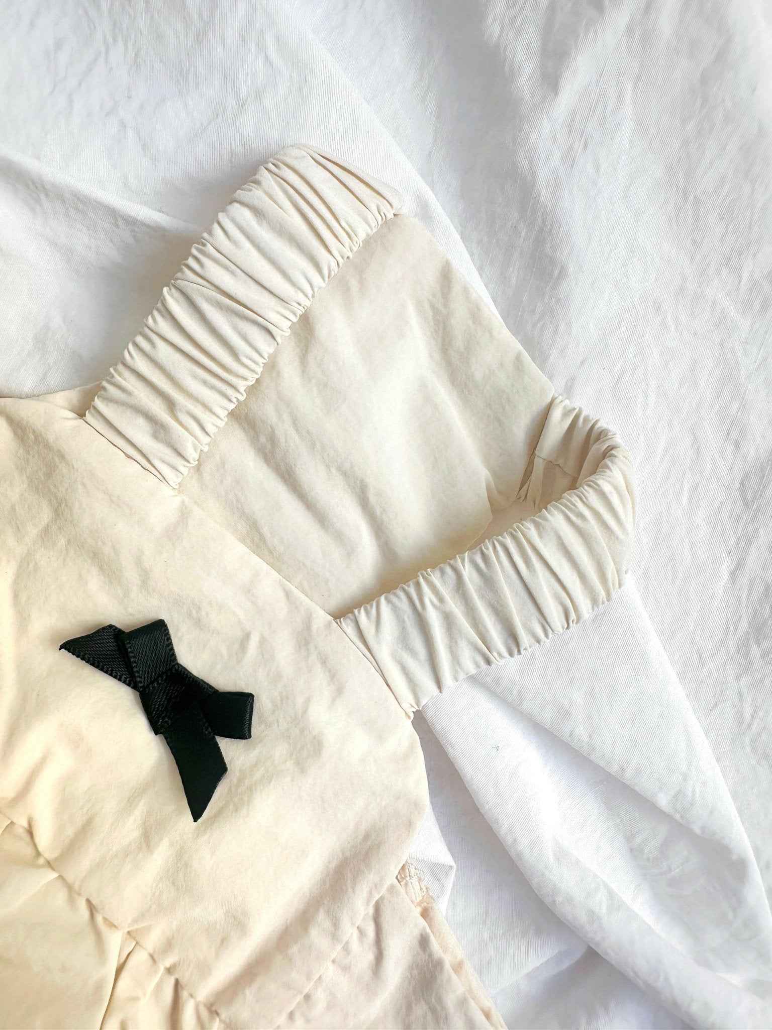 Vestito Bianco Idrorepellente per Animali con Eleganti Fiocchi