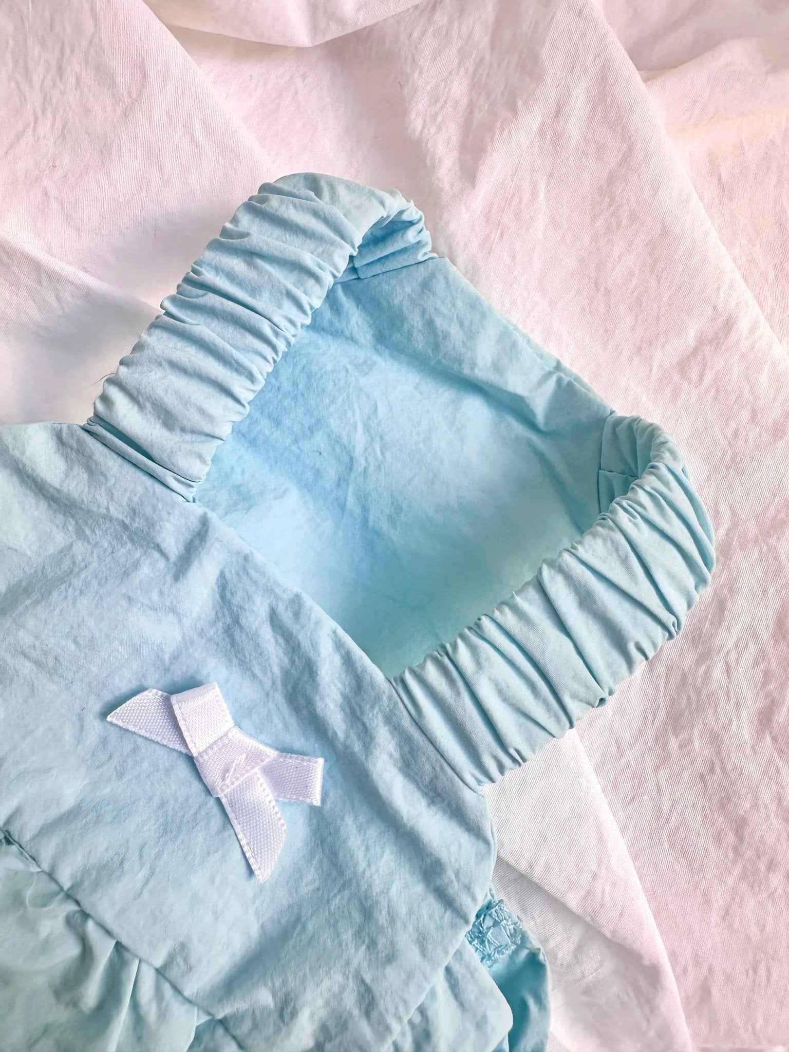 Vestito Idrorepellente per Animali con Fiocchi – Eleganza Leggera e Chic