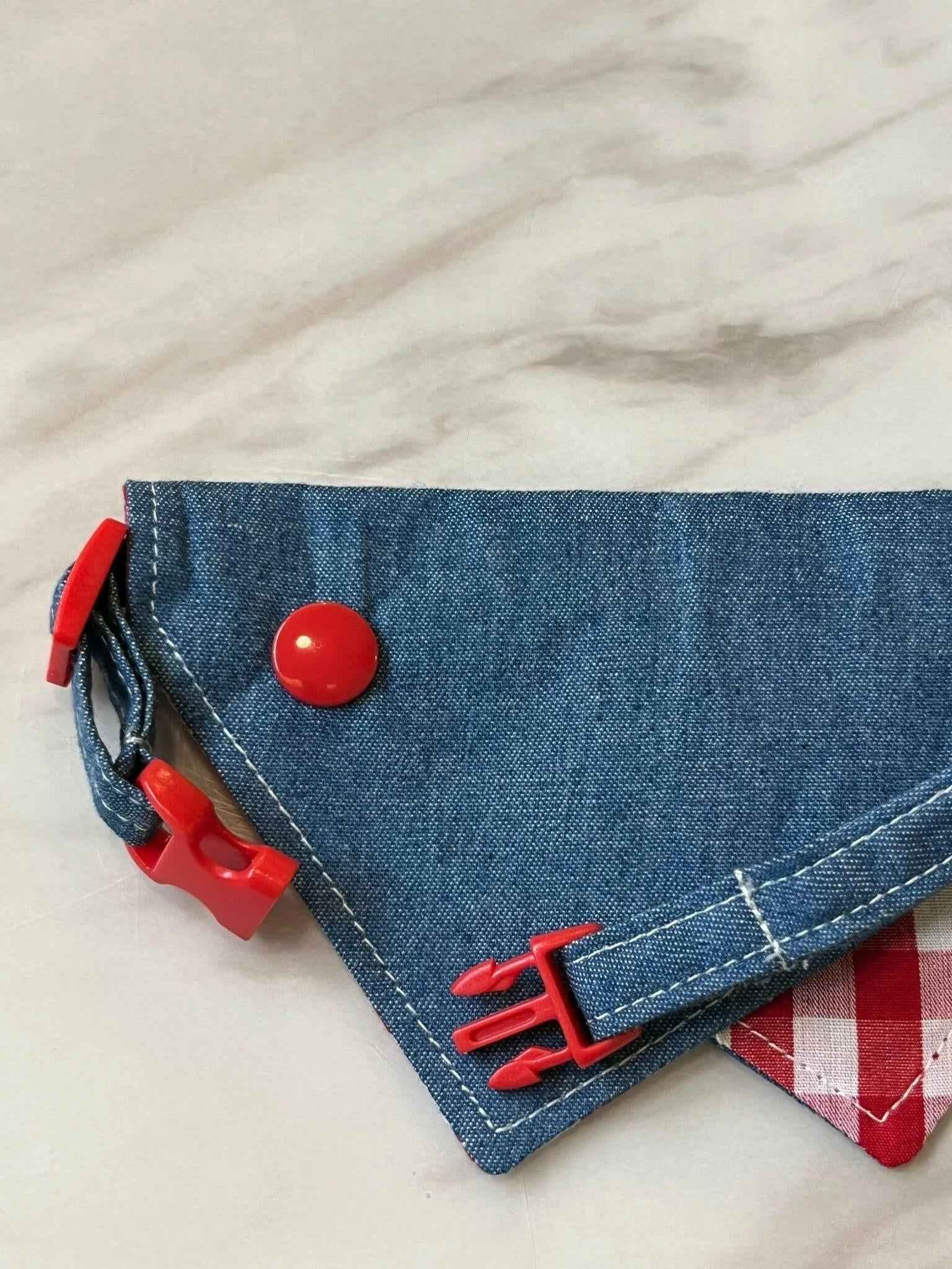Bandana per Animali in Denim e Quadretti Vintage – Stile Morbido con Audaci Dettagli a Bottoni Rossi
