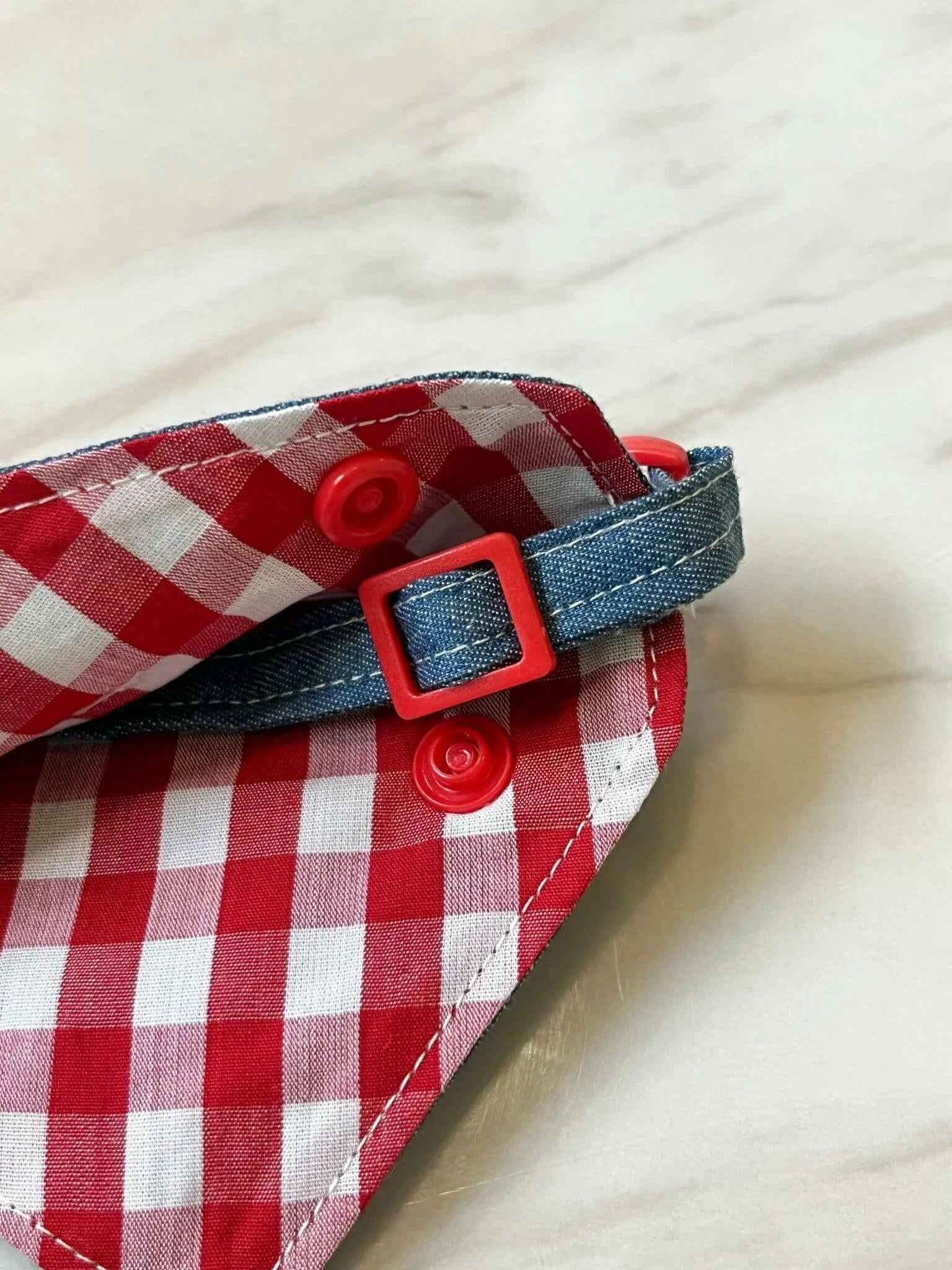 Bandana per Animali in Denim e Quadretti Vintage – Stile Morbido con Audaci Dettagli a Bottoni Rossi
