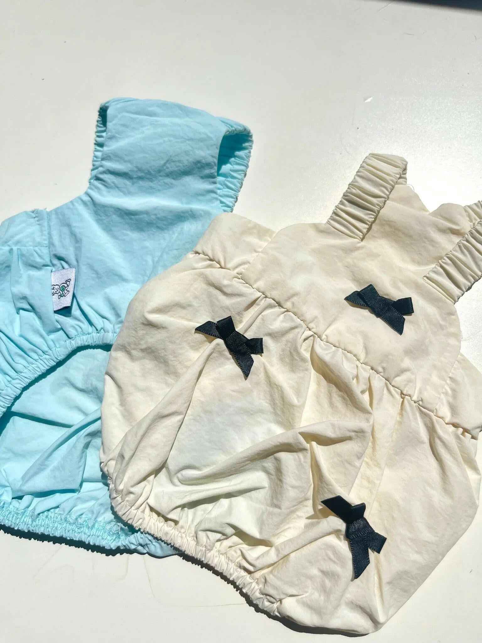 Vestito Bianco Idrorepellente per Animali con Eleganti Fiocchi